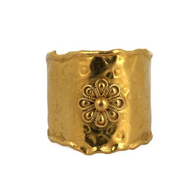 une image d'un gros plan d'une bague en or sur un fond blanc