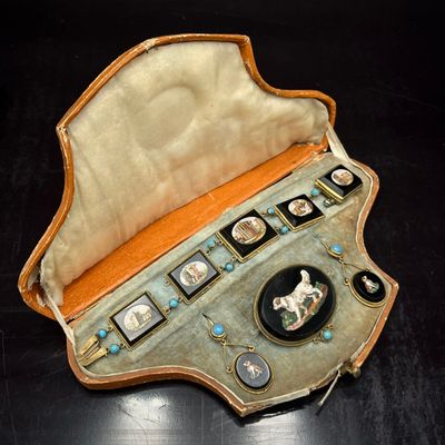 une vieille valise contenant de nombreux objets divers