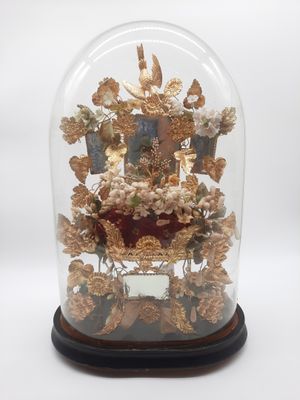 un dôme de verre avec une horloge à l'intérieur
