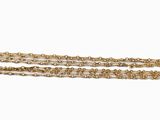 collier orné de perles dorées, composé d'un seul rang de perles de verre sur fond blanc