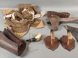 plusieurs paires de bottes en cuir, un chapeau et une paire de bottes en cuir