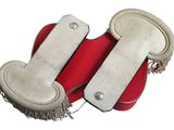 deux paires de chaussures posées sur un coussin rouge