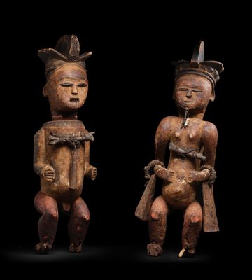 deux figurines en bois représentant un homme et une femme
