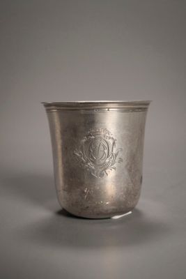 une coupe en argent posée sur une table