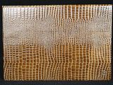 une photo d'un portefeuille en cuir d'alligator marron