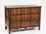 une vieille commode en bois dont les tiroirs sont ornés de ferrures en laiton