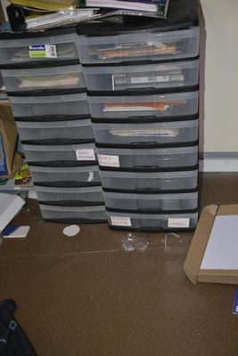 . Casier de rangement plastique, sans le contenu, en l'état. A l'étage