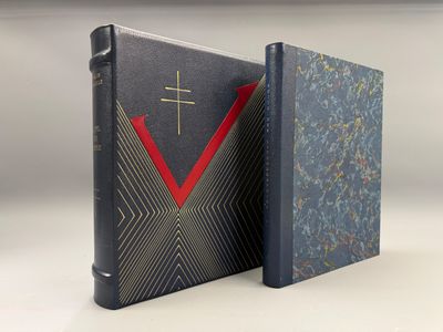 un gros plan sur un livre surmonté d'une croix