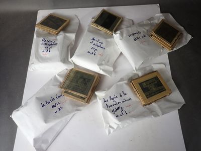 plusieurs feuilles de papier sur lesquelles sont écrites des notes, posées sur une table
