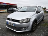 une voiture argentée garée dans un parking