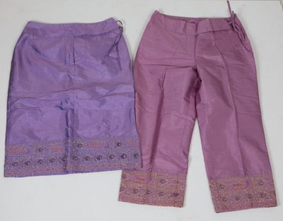 deux paires de pantalons violets posées sur une table blanche