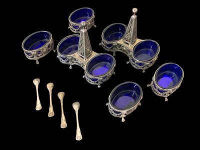 plusieurs plats et cuillères en verre argenté et bleu sur fond noir