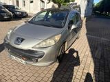 une voiture argentée garée au bord de la rue