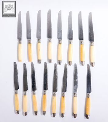 Lot de 16 couteaux manches en os lames inox (fissures aux ma…