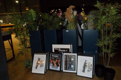 une table sur laquelle sont posées plusieurs photos et des plantes