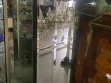 un homme debout devant un grand miroir dans une pièce