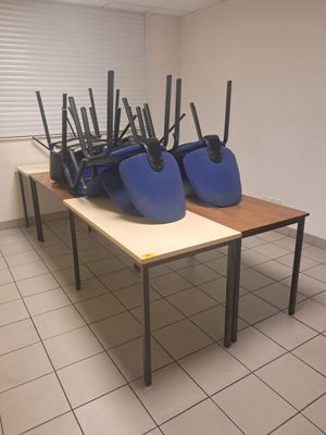 une table sur laquelle sont disposées plusieurs chaises bleues