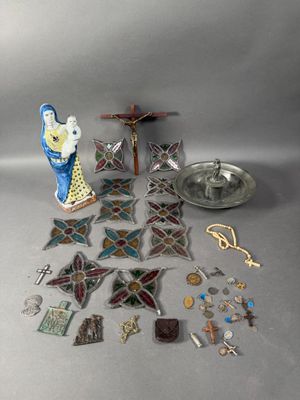 un grand nombre d'objets posés sur une table
