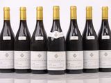 six bouteilles de vin alignées sur une table