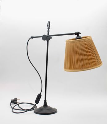 une image représentant une lampe posée sur un pied et munie d'un abat-jour