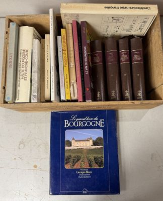 une boîte de livres posée sur une table à côté d'un livre