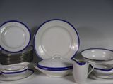 beaucoup d'assiettes et de bols blancs et bleus sur la table