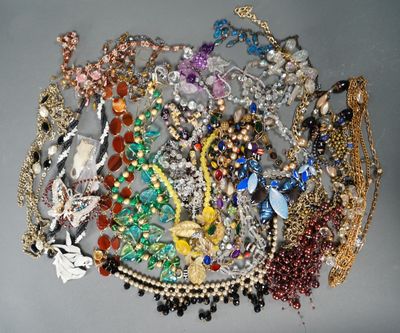 tout un tas de colliers et de bracelets différents posés sur la table