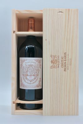 caisse à vin en bois contenant une bouteille de vin