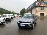 une voiture garée devant un immeuble, sur un parking