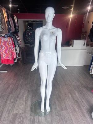 un mannequin dans un magasin de vêtements, avec des vêtements exposés