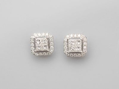 une paire de boucles d'oreilles en diamant taille princesse