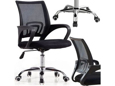 une chaise de bureau noire et une chaise de bureau noire à roulettes