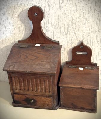 deux boîtes en bois posées l'une à côté de l'autre sur une table