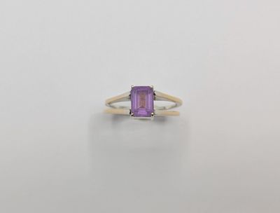 an amethorate ring in yellow gold with a square cut amethorate