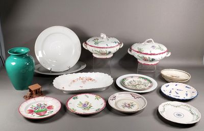 de nombreuses assiettes, bols et vases sur la table