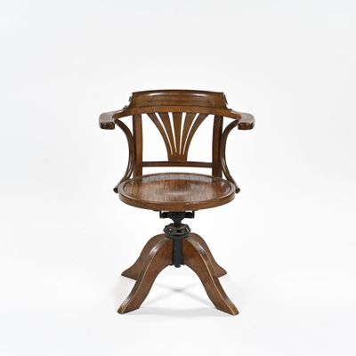 une vieille chaise en bois avec une assise en bois sur fond blanc