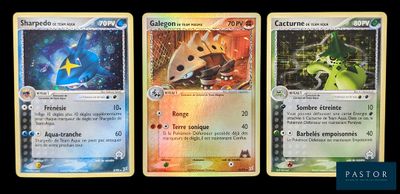 Trois cartes Pokémon différentes sont représentées sur un fond noir