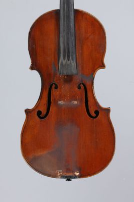 un vieux violon avec un archet accroché à son dos