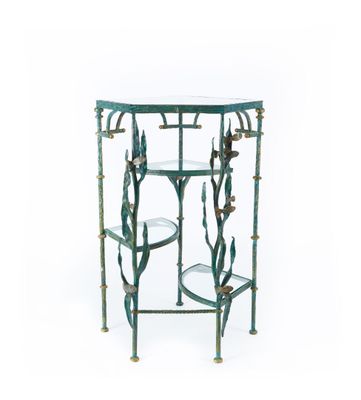 une table d'appoint en fer et en verre, ornée d'un motif d'oiseau sur le plateau