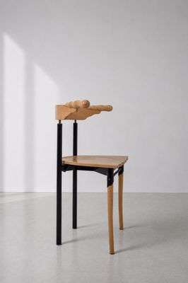 une image représentant une chaise en bois dans une pièce aux murs blancs