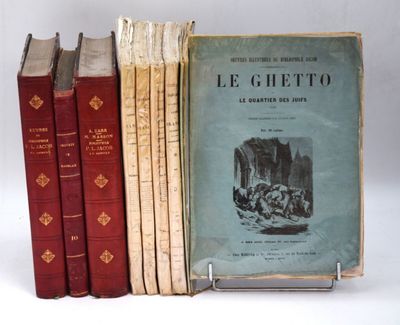 plusieurs livres sont empilés sur une surface blanche
