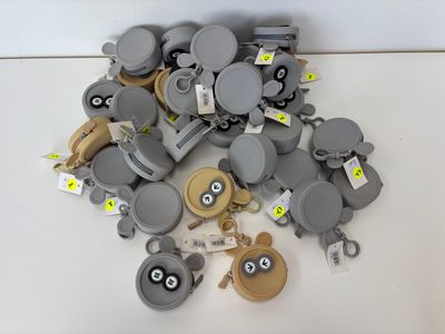 un tas d'objets gris et blancs posés sur une table