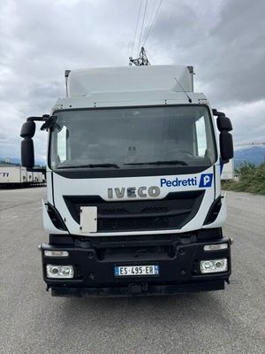 un camion blanc garé sur le bord de la route
