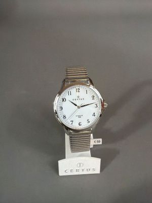 une montre posée sur un support sur une table