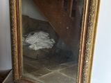 un miroir posé par terre à côté d'un escalier