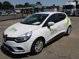 une voiture blanche garée dans un parking
