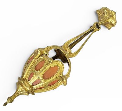 une broche ancienne aux couleurs or et corail sur fond blanc