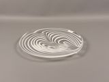 un gros plan d'une plaque de verre ornée d'un motif en spirale