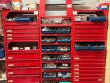 une étagère rouge contenant de nombreux outils