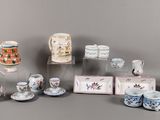 de nombreuses tasses et soucoupes exposées sur une table